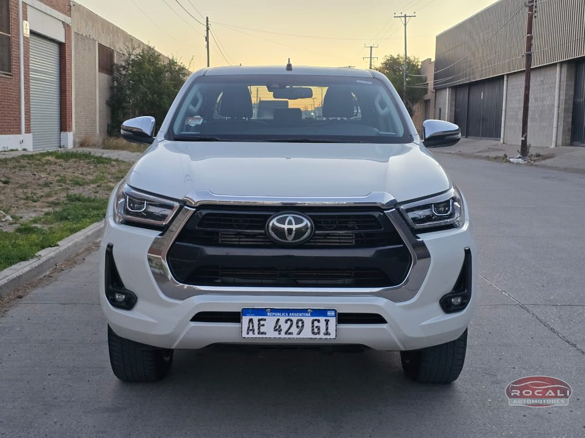 Toyota HILUX 4X4 D/C SRX 2.8 TDI 6 M/T usado en Comodoro Rivadavia