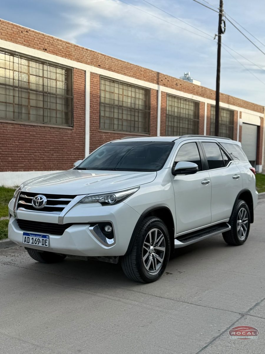Toyota HILUX SW4 2.8 SRX AT usado en Comodoro Rivadavia